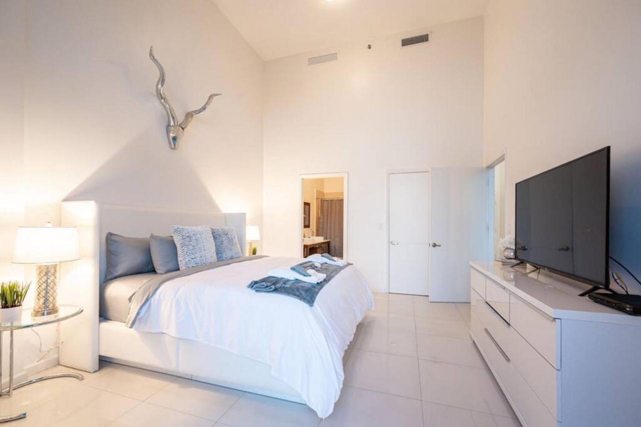 Beautiful One Bedroom Condo 16Ft Ceilings At The W ميامي المظهر الخارجي الصورة